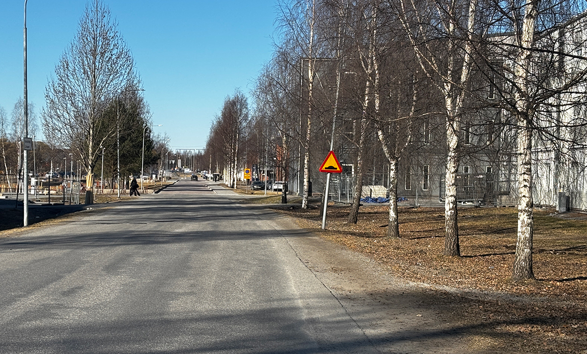 Här, längs Universitetsvägen, ska vi bygga nya trottoar.