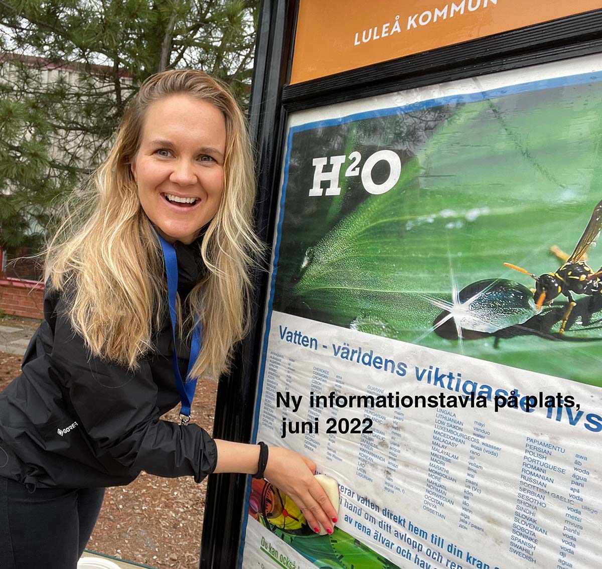 Projektledare Emma monterar informationsskylt i Porsö centrum