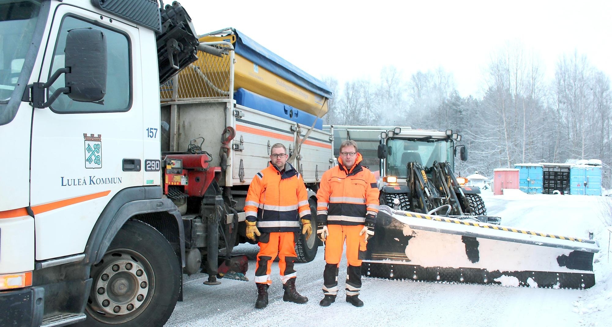 Maskinförarna Henrik Danielsson och Ted Klockare står framför en arbetsbil