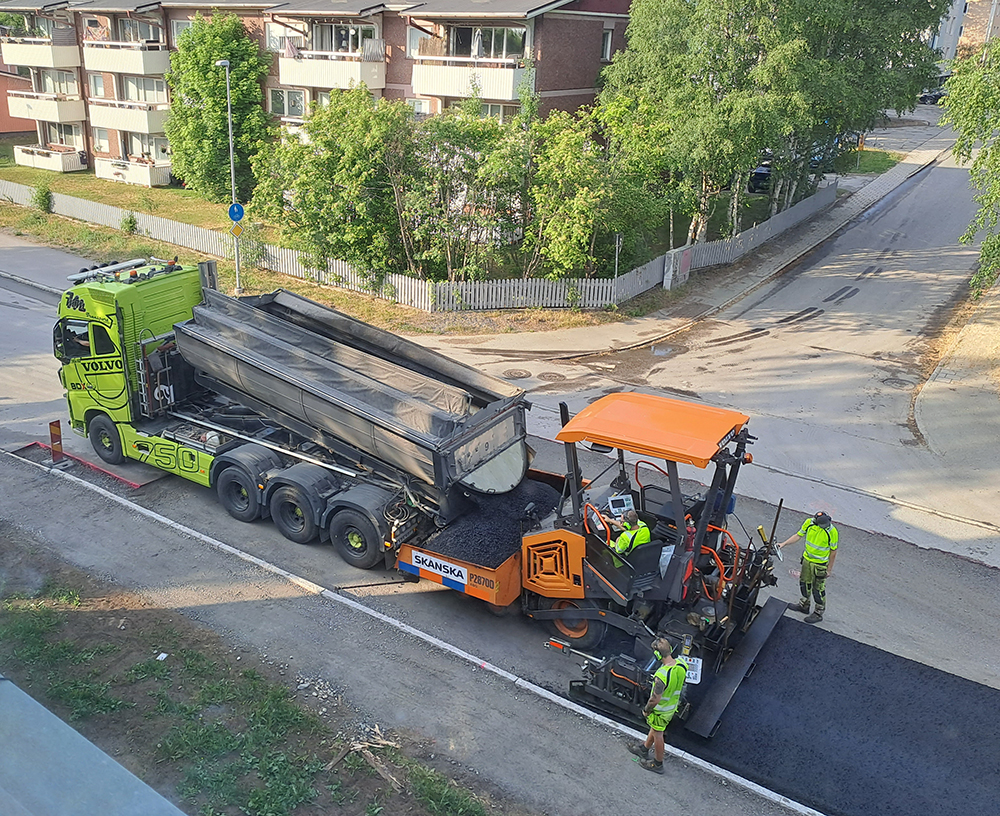 Vi asfalterar om vägar i hela Luleå under en intensiv period i början på sommaren.