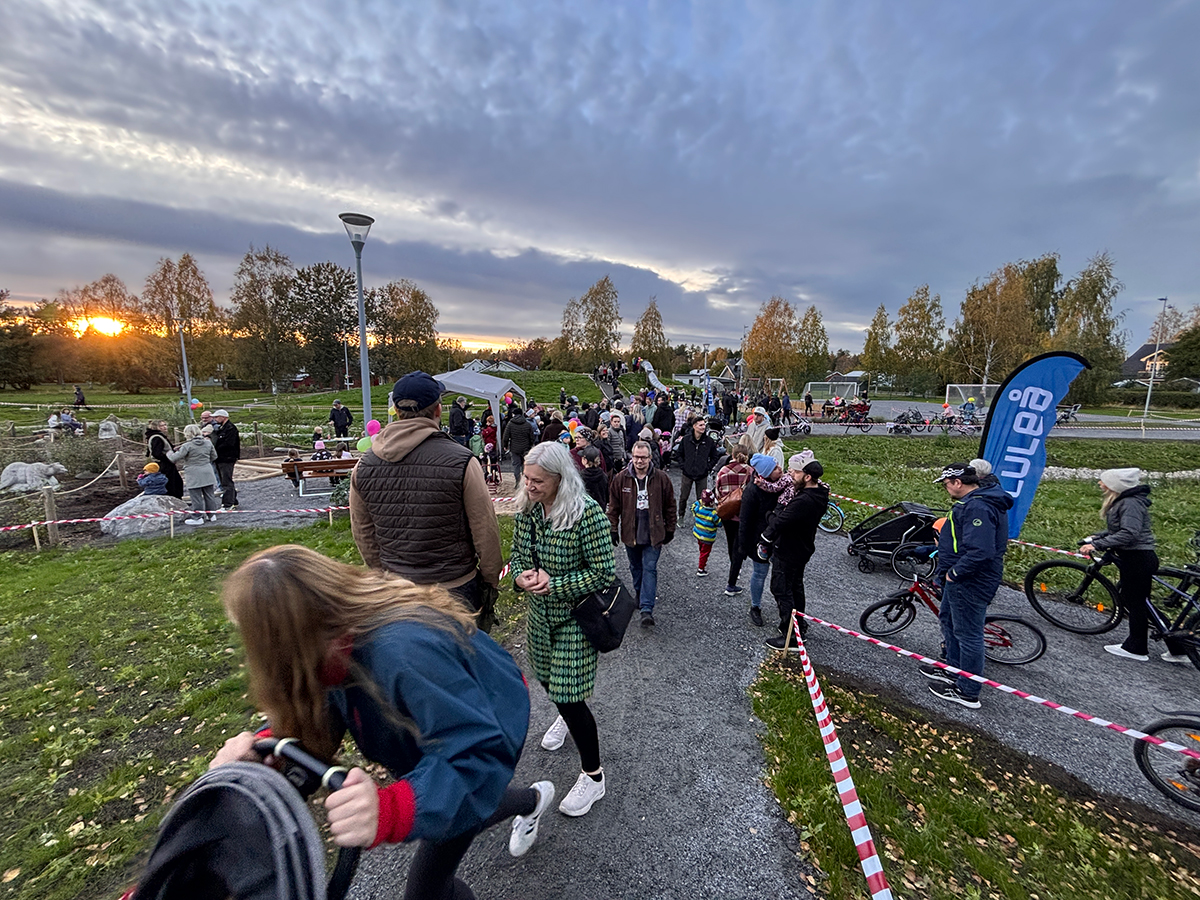 Det var folkligt och festligt vid invigningen av Rödklöverstigens lekplats.