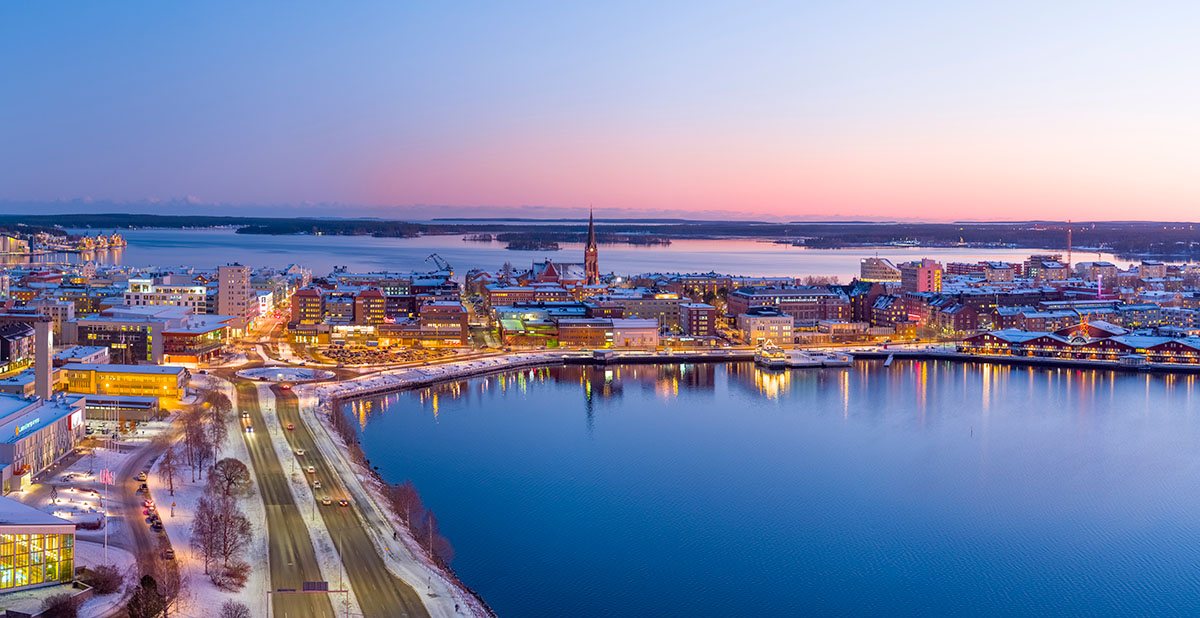 Norra hamn kvällstid med infartsleden in till Luleå, Kulturens hus och Luleå Energi Arena