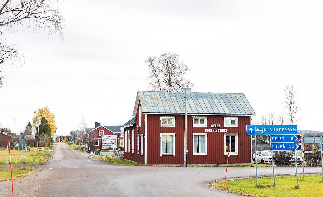 Foto som visar Avans föreningshus i byn Avan på landsbygden i Luleå