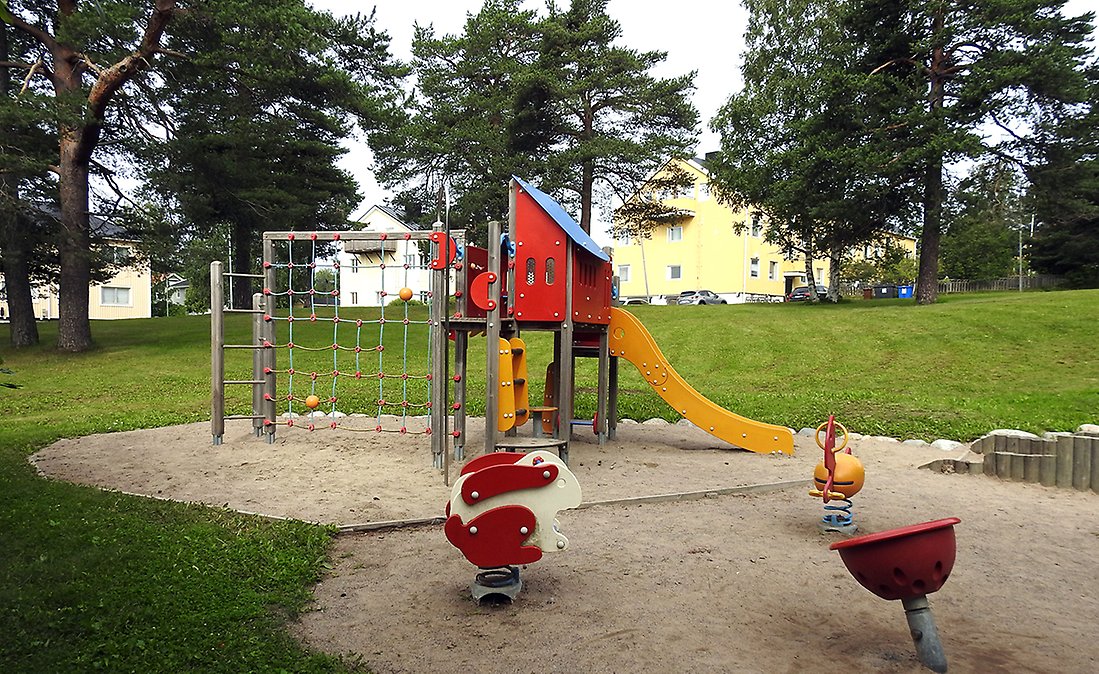 I parken finns en lekplats med klätterställningar och annan lekutrustning
